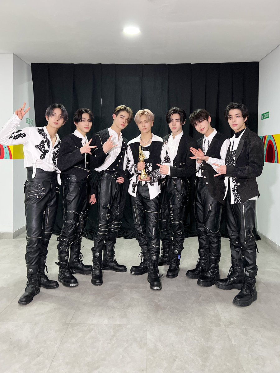 jgunwon's tweet photo. the expression of gratitude was carefully channeled through an “engene appreciation post” in which we described how grateful we were cause engene helped us win the best album award at 𝗀𝗈𝗅𝖽𝖾𝗇 𝖽𝗂𝗌𝖼 𝖺𝗐𝖺𝗋𝖽𝗌! https://t.co/eB1DnFvZVs