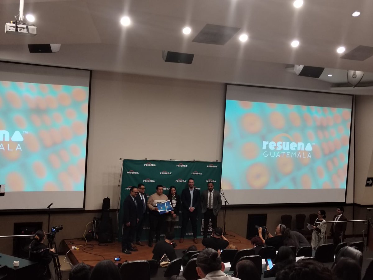 DiariodeCA's tweet photo. @MarisolV_DCA Durante la cuarta edición de Resuena branding sonoro, organizado por Aginpro y Musicartes, directivos de la instituciones entregaron licencias de comunicación pública de fonogramas a diversas empresas, restaurantes y más.

Vía: @MarisolV_DCA https://t.co/HrO79c04Z3