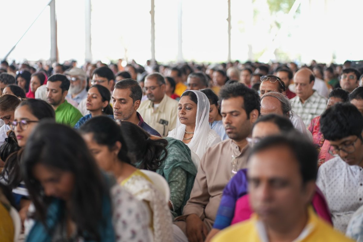 Gurudev's tweet photo. An evening of music, meditation, and wisdom at the @ArtofLiving Pune Ashram! https://t.co/RHCHnbSyZU