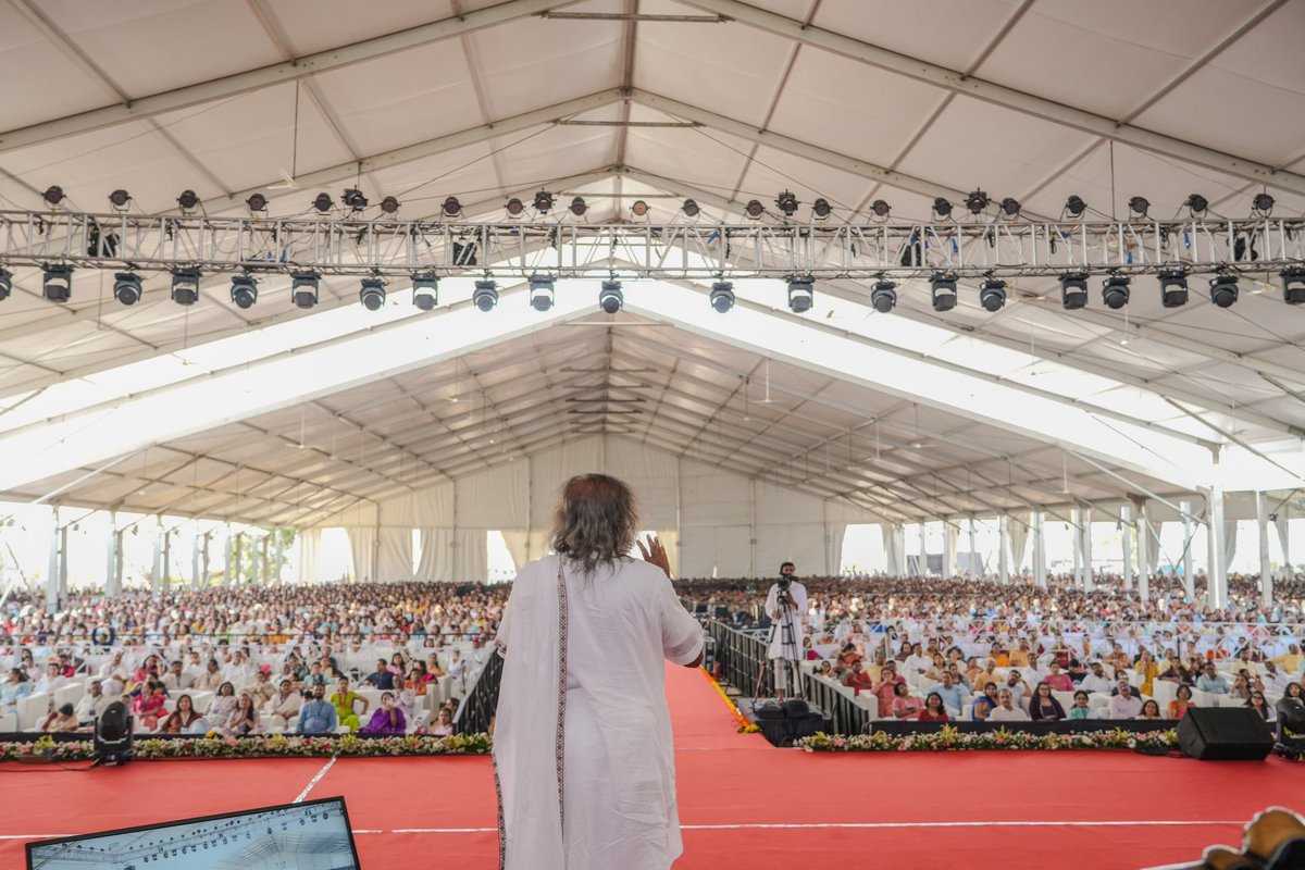 Gurudev's tweet photo. An evening of music, meditation, and wisdom at the @ArtofLiving Pune Ashram! https://t.co/RHCHnbSyZU