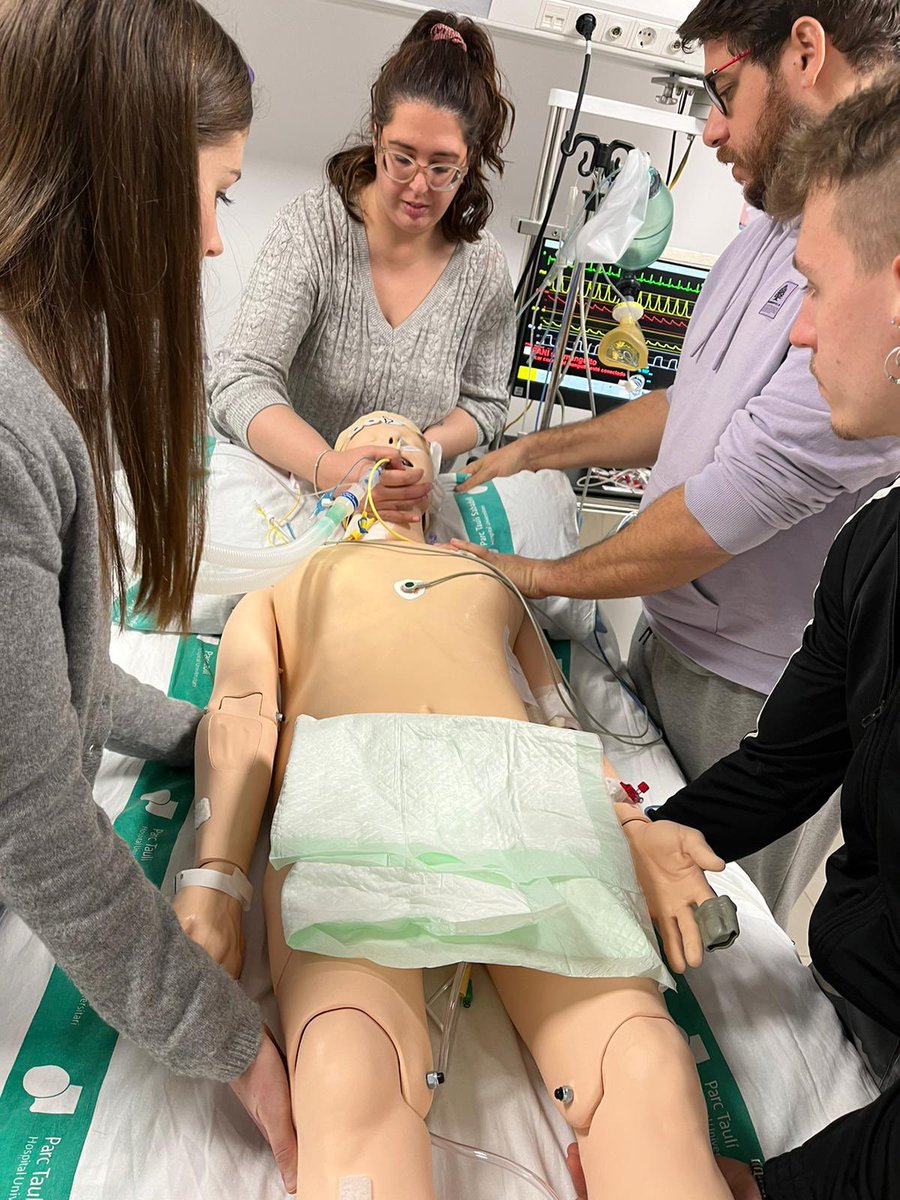 CriticsTauli's tweet photo. 🫁 Aquesta setmana els alumnes del #postgraucardiorespitauli treballen i posen en pràctica conceptes de tractament postural del SDRA #ICU #CriticalCare #nurselearning #pronterapèutic @parctauli @I3ptT @simulaciotauli https://t.co/zWWM6nq7Kp