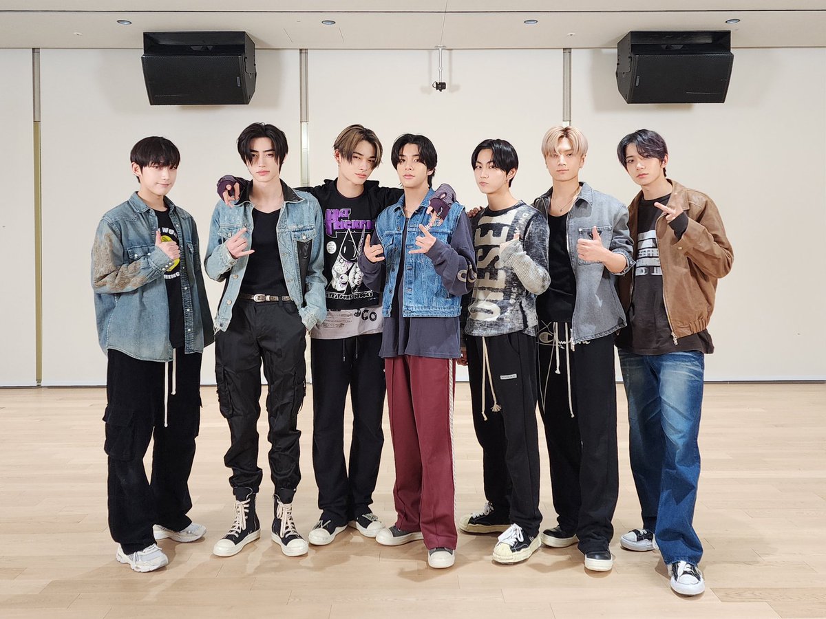 jgunwon's tweet photo. the burning passion in doing what must be done produces something worthy of appreciation, as well as our story during preparing the best performance on 𝗀𝗈𝗅𝖽𝖾𝗇 𝖽𝗂𝗌𝖼 𝖺𝗐𝖺𝗋𝖽𝗌 stage some time ago at the end of the year. https://t.co/xkqt9FCiJo