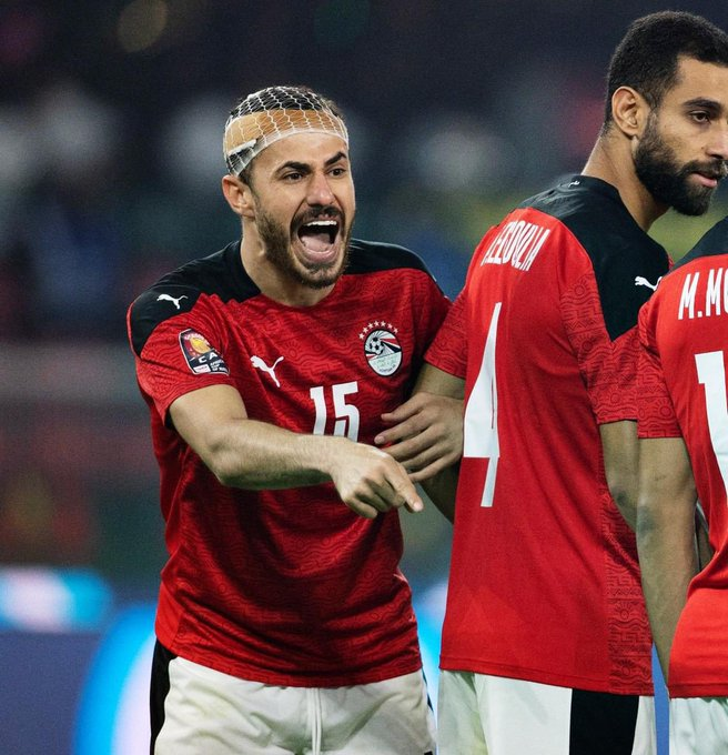 a5medv's tweet photo. واحد من أرجل اللاعبين في تاريخ مصر، مع النادي ومع المنتخب، في كل وقت يقدّم روحه في الملعب.

في بدايته مع الزمالك كان سيء، وتقبّل الانتقادات من الكبير والصغير، ورجع وعاد وأصبح أفضل مدافع داخل القارة وليس داخل مصر فقط، بعدها قدم مستويات أسطورية مع المنتخب، وأكمل بطولة أفريقيا وهو مصاب في الرأس وقدّم مستوى تاريخي.

رباط صليبي أول ثم إصابة طويلة ثم إصابة أخرى تتلوها إصابة.. وبعد سنتين وأكثر من الإصابات، اليوم تم الإعلان إصابته بالرباط الصليبي مجددًا!

كلي ثقة أنه سيعود أقوى وأفضل، لكني في نفس الوقت مستحيل أخفي حزني وزعلي على واحد من أفضل المدافعين اللي شاهدتهم بقميص فريقي ومنتخبي طوال حياتي.

محمود حمدي الونش - ستعود أقوى ! ❤️