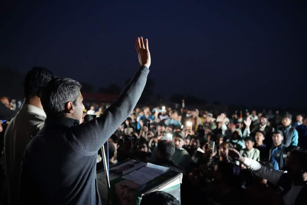 لودھراں: علی خان ترین نے محلہ گلاب پورہ میں راؤ پرستار،مرزا شہباز، شیخ منور، راؤ ایاز و دیگر کی جناب سے منعقدہ ورکرز کنونشن میں شرکت کی اورخطاب کیا۔ 

امیدوار  صوبائی اسمبلی حلقہ پی پی 227 مہر اشرف سیال، رانا ارسلان خان، صدیق ارائیں، کائنات رضا،راؤ احسان الحق ودیگر بھی موجود تھے۔