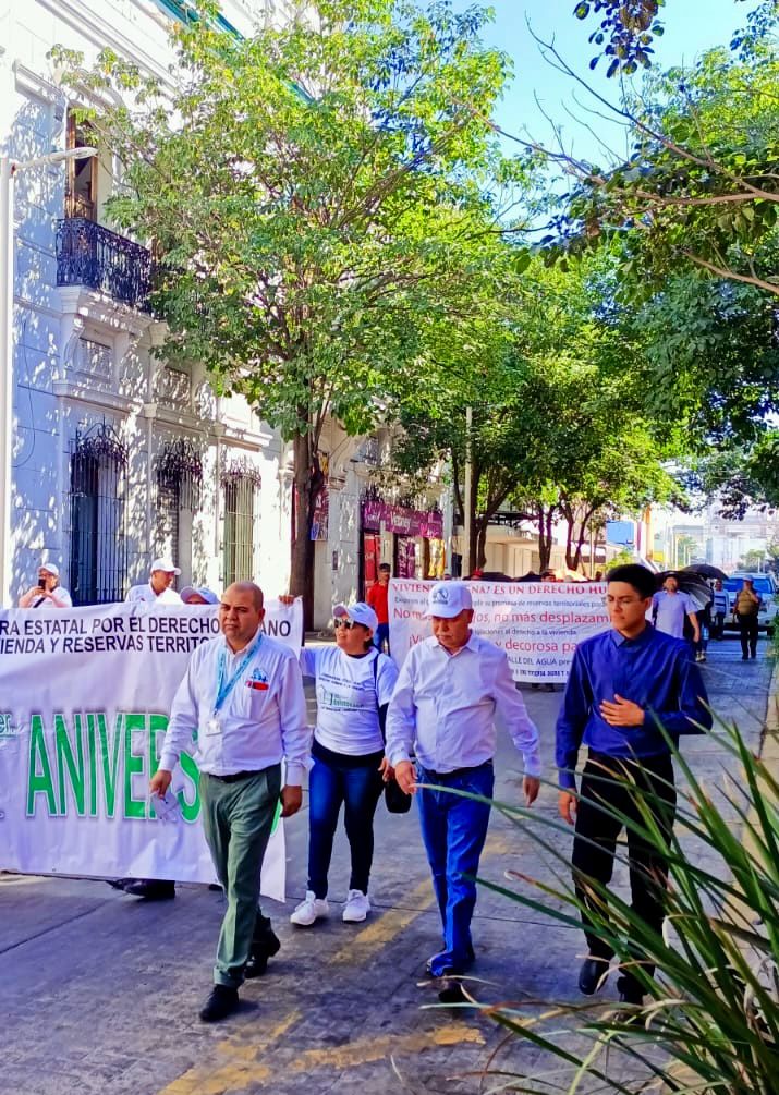 InstitutodePro's tweet photo. Como parte de las acciones de prevención de la Coord. Gral. de Capacitación del #IPPPDDHyP, personal de esta área estuvo presente en la marcha por el primer aniversario del movimiento de los Sin Casa, en acompañamiento a personas defensoras de #DDHH y #Periodistas. https://t.co/u57GSU0Ndd