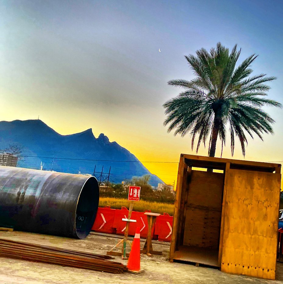 Librattus's tweet photo. Se me figura que esa cabina de madera 🪵 es una maquina del tiempo. #Monterrey #NuevoLeon #Mexico #Acueducto #Cuchillo2 #PaisajesNeoloneses https://t.co/MT68n2hSE5