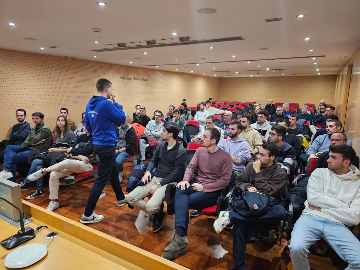 FCBQarbitres's tweet photo. Dilluns 5 de febrer va tenir lloc l'activitat de valoració de mitja temporada per àrbitres de Barcelona de categories FCBQ B1 a càrrec dels seus caps de categoria (J.Domingo, H.Monclús i MA.Soto) i dels responsables de l'Àrea Tècnica (J.Aliaga i JM.Olivares) https://t.co/MY2cEnFZt5