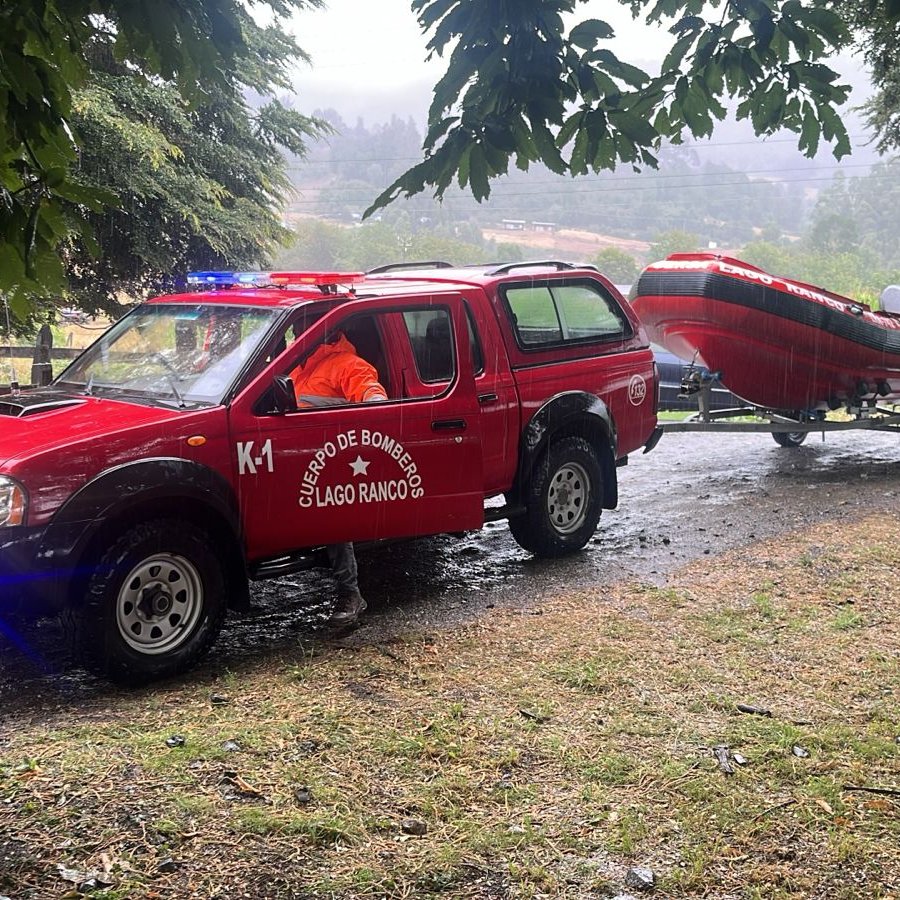 eldia_cl's tweet photo. 🔴 Reportan caída de helicóptero en medio del Lago Ranco: Expresidente Sebastián Piñera iba a bordo #ElDiaInforma 👉 https://t.co/l53JU6BlvI https://t.co/XP9lBU4XSS