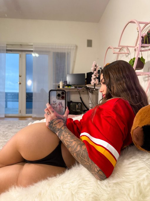 say hi or no more 🍑 pics https://t.co/k9AWOnD2LF