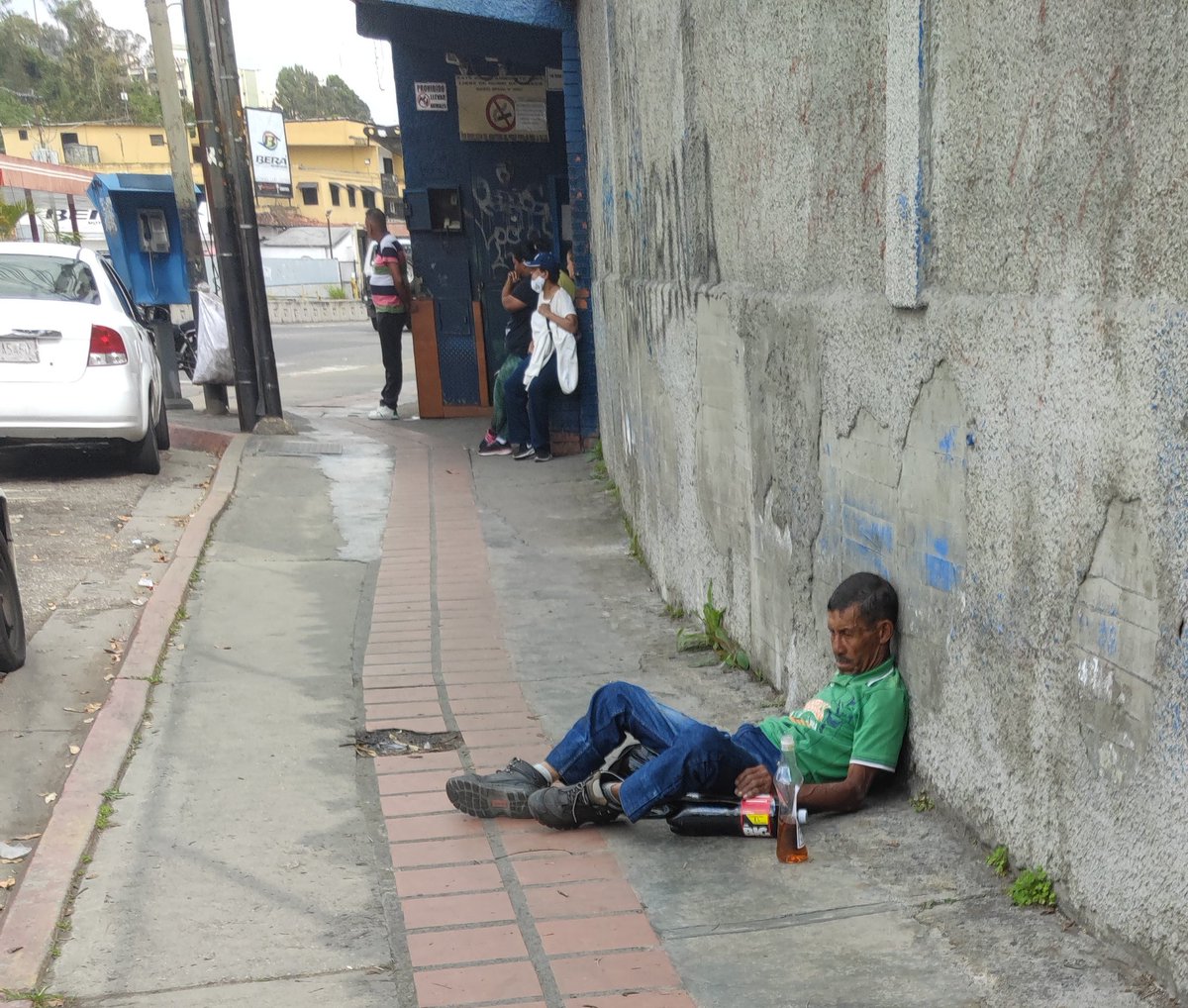 osomasoso's tweet photo. Puro glamour sanantoñero. Entendemos que el caos del tuvimos tiene patas arriba pero... @josyfernandez @polisalias @PoliciaSAA @edgarlayaj @diariolachayota @ElTequeno https://t.co/xe7VLHBh1Y