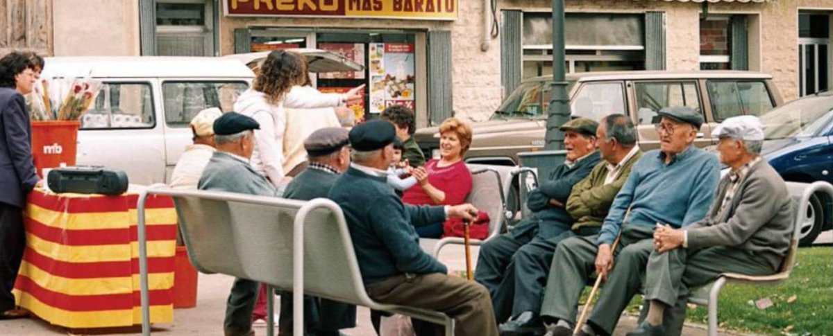 TitoParreta's tweet photo. @niubo_obiol @PauSegarraQ @duuniiaaa__ Mireu i depreneu. 
Alineació Camí Ample any 2002 (quan era menut): 
Titulars: Batiste de Xulet, Manolo la Revetxina, lo tio Querolino (de la lleva del biberó) i lo tio Beltran. Suplents: Antoniet del Coio i los Xelines.
Bonus: la Maria la Cartilla, la Maixa i la Consuelo de Caé. https://t.co/PbhUfvTFmm