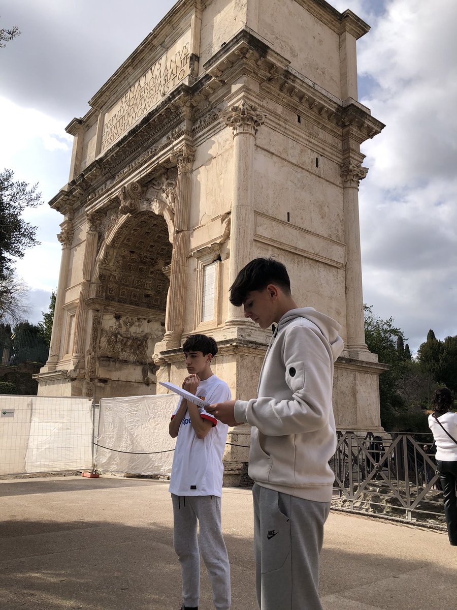 thaubarcelona's tweet photo. #Stylos. 1r dia del Treball de camp a Roma. Hem visitat el Foro: Arc de Tit, Basílica de Maxenci, Arc de Septimi Sever, Cúria, Temple de Vesta. Colosseu. Arc de Contantí i deixem per aquesta nit la Piazza Spagna i la Fontana di Trevi. https://t.co/0fWc3abgKn