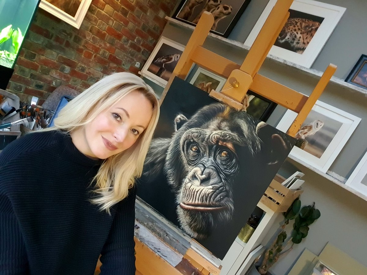 It's a bit unsettling when you find your painting starting back at you 🤪😂

#lovemyjob #bestjobever #differentview #studio ##artistsstudio #chimppainting #artistatwork #art #artistgallery #wiltshireartist #greatapes #chimpanzee #chimpanzeesofinstagram #chimps #beautifulanimals