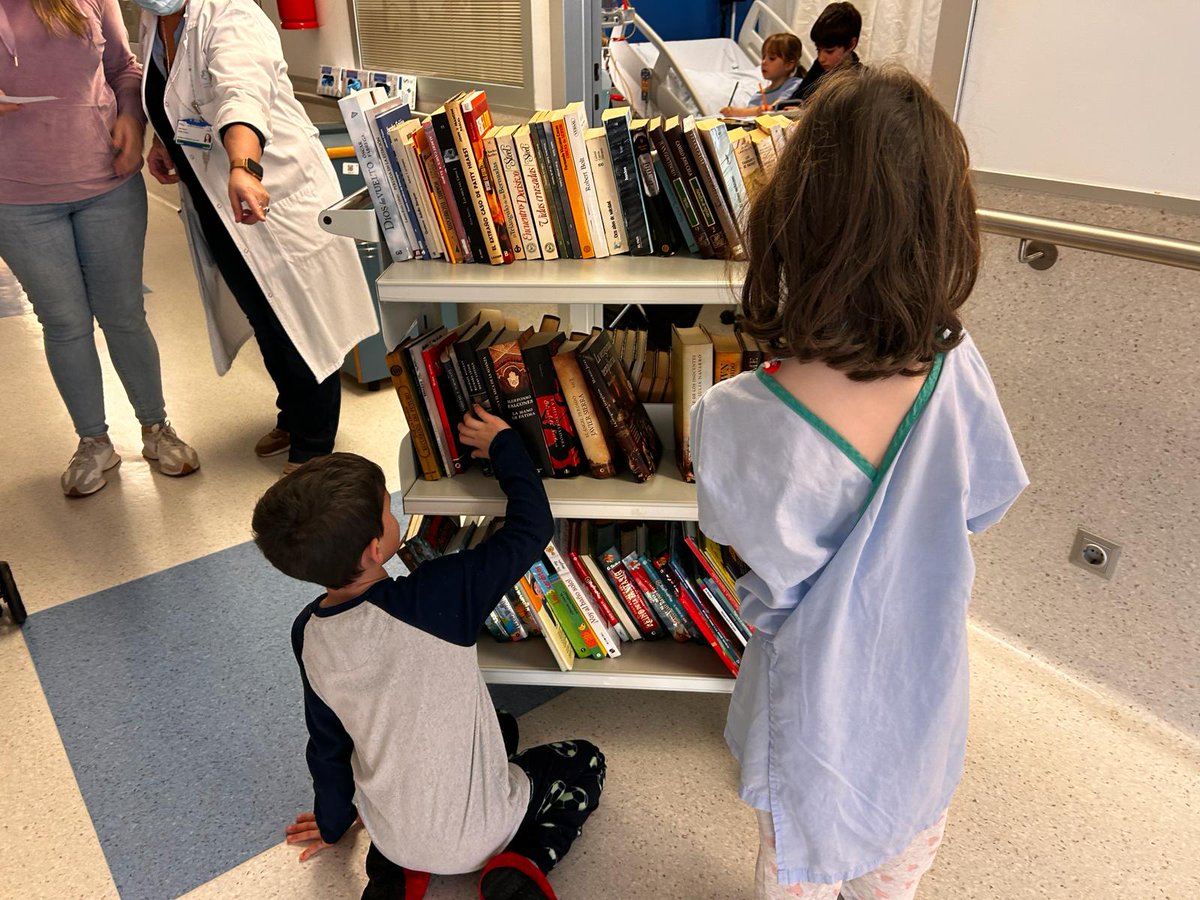 Area2Cartagena's tweet photo. Ya está en marcha en el Hospital Santa Lucia "Biblioteca con alas", una iniciativa de Enfermería para el préstamo de libros a pacientes y profesionales.
Podéis llevaros la lectura a casa y traer también libros al hospital para otros.

Queremos que los libros vuelen.
@Murciasalud https://t.co/8GPlsxwE1t