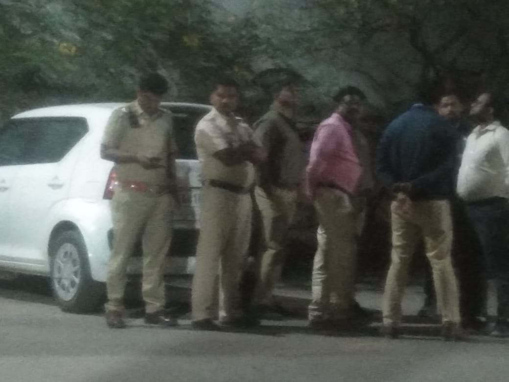_kanakapuraroad's tweet photo. PSI Mr. Uday (In civil Black dress) of Puttenahalli Police Station along with 10 policemen barge inside HM Tambourine Apartment along with construction and Machineries at 11:30 pm in the midnight

He says there is some DCP order. Fails to show the copy of the order when asked. What is happening to Bangalore city law and order?

@CPBlr @DCPSouthBCP @BlrCityPolice @ChristinMP_ @Lolita_TNIE @WFRising @DrVaishnavi14 @osd