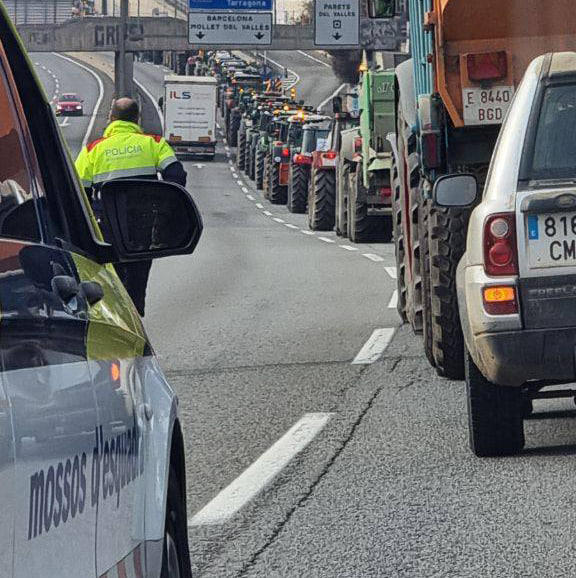 ⚠️ A causa de les mobilitzacions convocades a tot Catalunya, <a href="/emergenciescat/">Protecció civil</a> ha activat en ALERTA el pla #PROCICAT.

🚗 Es recomana minimitzar els desplaçaments per carretera. 

ℹ️ Abans de sortir, consulta les afectacions a <a href="/transit/">Trànsit</a> o al web gen.cat/estattransit.