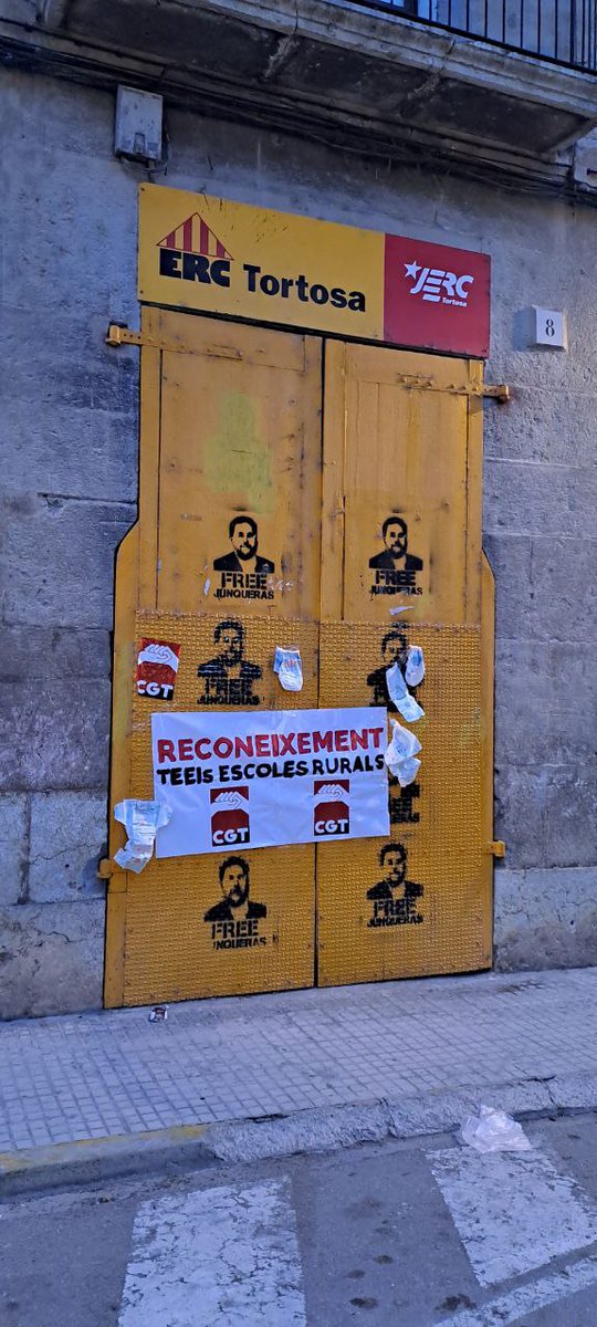 Avui ens hem concentrat a #Tortosa pel reconeixement de les tècniques d'educació infantil a les escoles rurals de les TE.
👉🏽 Moltes han anat al carrer sense reconeixement de l'experiència i les actuals, fan funcions d'educadora (com tutories) mentre són contractades com a TEEIs.