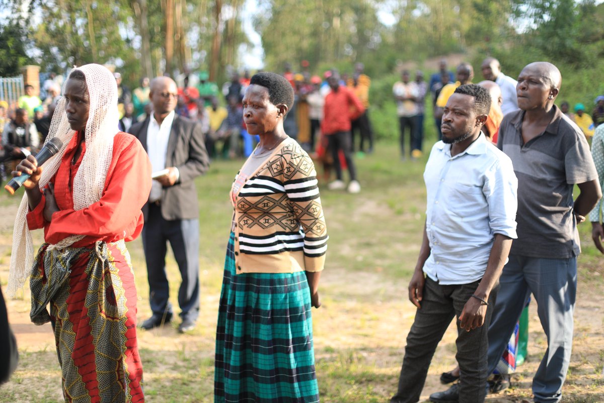 Kuri iki gicamunsi, Guverineri <a href="/gahundemaurice/">Maurice Mugabowagahunde</a> ari kumwe n'Umuyobozi w'Akarere ka Gakenke <a href="/muka_vestine/">Vestine Mukandayisenga</a>,Vice Mayor ED <a href="/AimeNiyonsenga/">Aime Niyonsenga</a>,
Inzego z'Umutekano <a href="/RwandaNorth/">Northern Province/ Rwanda</a> 
 yifatanyije n'abaturage b'Umurenge wa Rusasa,Akagari ka Kamonyi mu Nteko z'Abaturage, yaganiriye nabo kuri