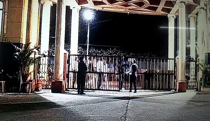 _kanakapuraroad's tweet photo. PSI Mr. Uday (In civil Black dress) of Puttenahalli Police Station along with 10 policemen barge inside HM Tambourine Apartment along with construction and Machineries at 11:30 pm in the midnight

He says there is some DCP order. Fails to show the copy of the order when asked. What is happening to Bangalore city law and order?

@CPBlr @DCPSouthBCP @BlrCityPolice @ChristinMP_ @Lolita_TNIE @WFRising @DrVaishnavi14 @osd