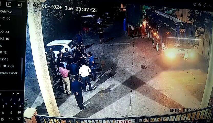 _kanakapuraroad's tweet photo. PSI Mr. Uday (In civil Black dress) of Puttenahalli Police Station along with 10 policemen barge inside HM Tambourine Apartment along with construction and Machineries at 11:30 pm in the midnight

He says there is some DCP order. Fails to show the copy of the order when asked. What is happening to Bangalore city law and order?

@CPBlr @DCPSouthBCP @BlrCityPolice @ChristinMP_ @Lolita_TNIE @WFRising @DrVaishnavi14 @osd