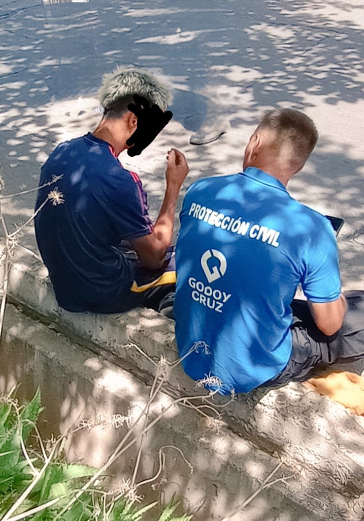 ArielFe07209357's tweet photo. Hoy un joven circulaba en bicicleta,se desvaneció y cayó al asfalto.Fue socorrido por transeúntes y por  personal de #ProteccionCivilGC  actuando según los conocimientos adquiridos, hasta la llegada del SEC
Orgulloso de formar parte de este EQUIPO
#Capacitacion
#PrimerosSocorros https://t.co/hNA2WXycKm