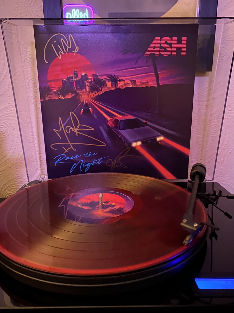 Next up are the fabulous alt indie rockers @ashofficial still smashing out bangers on Race The Night 🔥🔥🔥 #aliveandgigging #recordcollection #vinyladdict