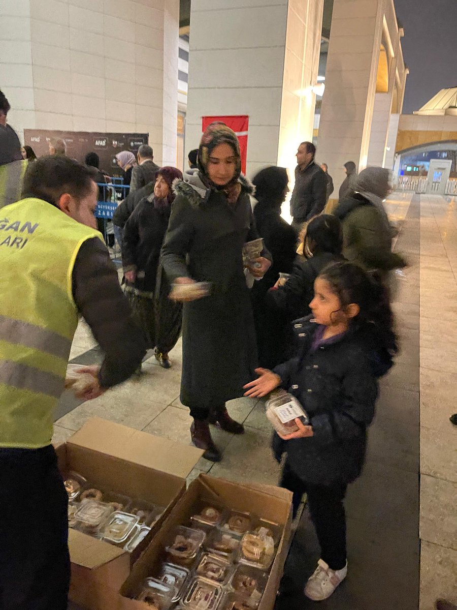 İslam âleminin birlik, beraberlik ve kardeşliğinin pekişmesine vesile olması duasıyla, Milletimizin ve İslam Âleminin Miraç gecesi mübarek olsun. 

Bu mübarek gecenin anlam ve önemine binaen şehrimizde cami çıkışlarında vatandaşlarımıza ikramda bulunduk. 

#MevlidKandili