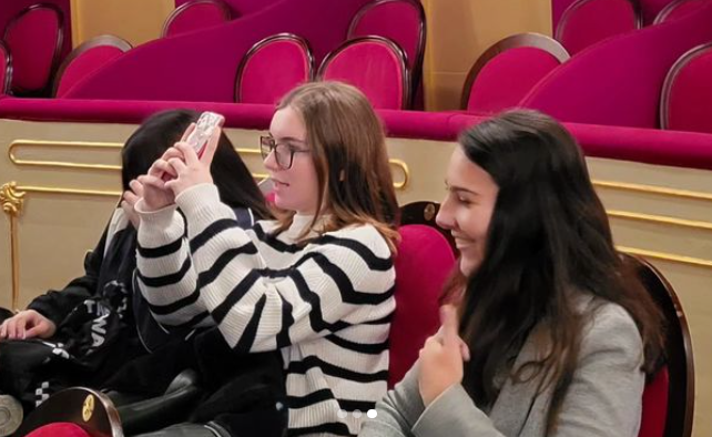 ColeMontesion's tweet photo. El alumnado de humanidades de #BACMontesion ha asistido hoy al Teatro Principal de Palma.
Representaciones: Ifigenia en Áulide de Eurípides y Las asambleístas de Aristófanes, a cargo de la compañía La Nave Argo y bajo la dirección de Fernando.
#Humanidades #teatrogrecolatino https://t.co/6zkfvBxg2e