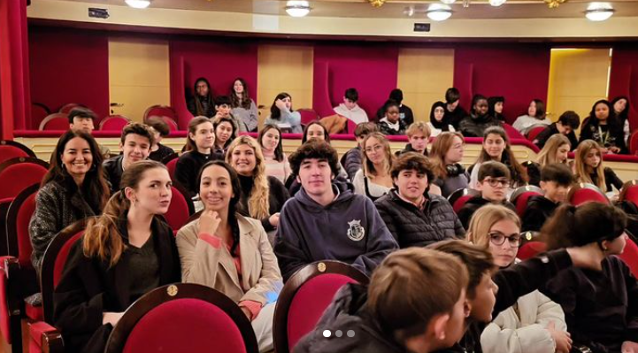 ColeMontesion's tweet photo. El alumnado de humanidades de #BACMontesion ha asistido hoy al Teatro Principal de Palma.
Representaciones: Ifigenia en Áulide de Eurípides y Las asambleístas de Aristófanes, a cargo de la compañía La Nave Argo y bajo la dirección de Fernando.
#Humanidades #teatrogrecolatino https://t.co/6zkfvBxg2e