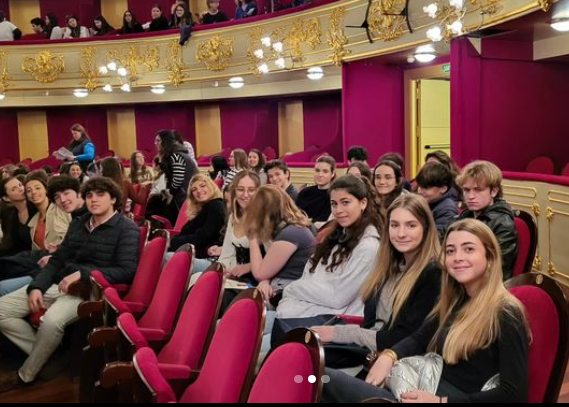 ColeMontesion's tweet photo. El alumnado de humanidades de #BACMontesion ha asistido hoy al Teatro Principal de Palma.
Representaciones: Ifigenia en Áulide de Eurípides y Las asambleístas de Aristófanes, a cargo de la compañía La Nave Argo y bajo la dirección de Fernando.
#Humanidades #teatrogrecolatino https://t.co/6zkfvBxg2e