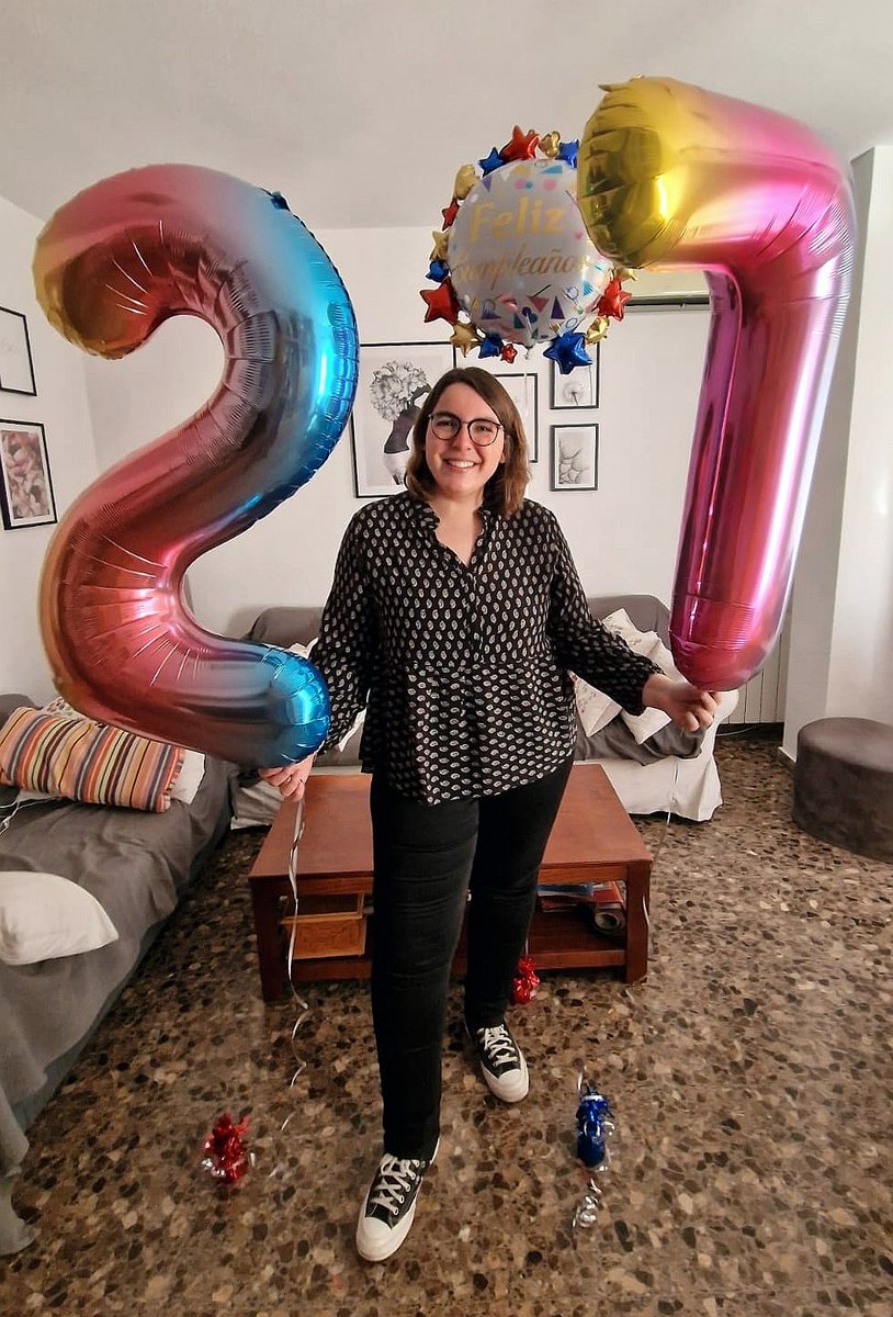 MaryMoragon's tweet photo. Un martes un pelín menos martes... ¡y más cerca de los 30! 🎂🎈✨ https://t.co/xDa63aa4op