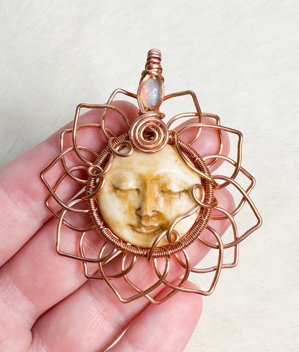 mildhippie's tweet photo. moon face sunflower necklace 🌻🌝 https://t.co/DWYotCb0jk