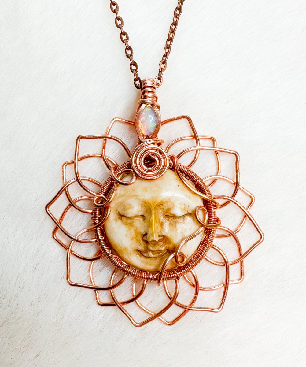 mildhippie's tweet photo. moon face sunflower necklace 🌻🌝 https://t.co/DWYotCb0jk