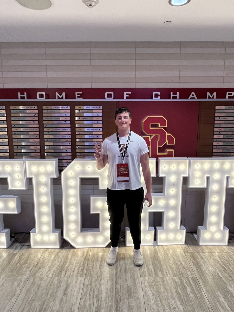 Sawyer_Rovegno's tweet photo. Had a great day at @uscfb over the weekend! Had a nice conversation with special teams coach @CoachRDougherty! Thanks for an amazing experience! Fight on! ✌️
@bigten #FightOn #D1Longsnapper #d1recruit https://t.co/AG79ywdEkR