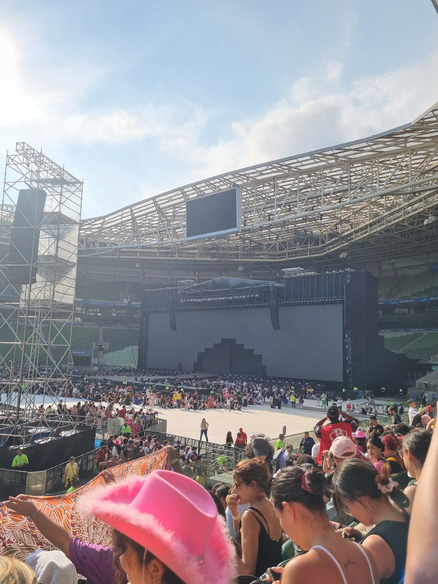 stvygma's tweet photo. #TWICEinBrazil ENTREII😭😭😭 https://t.co/LI2ikYxtTW