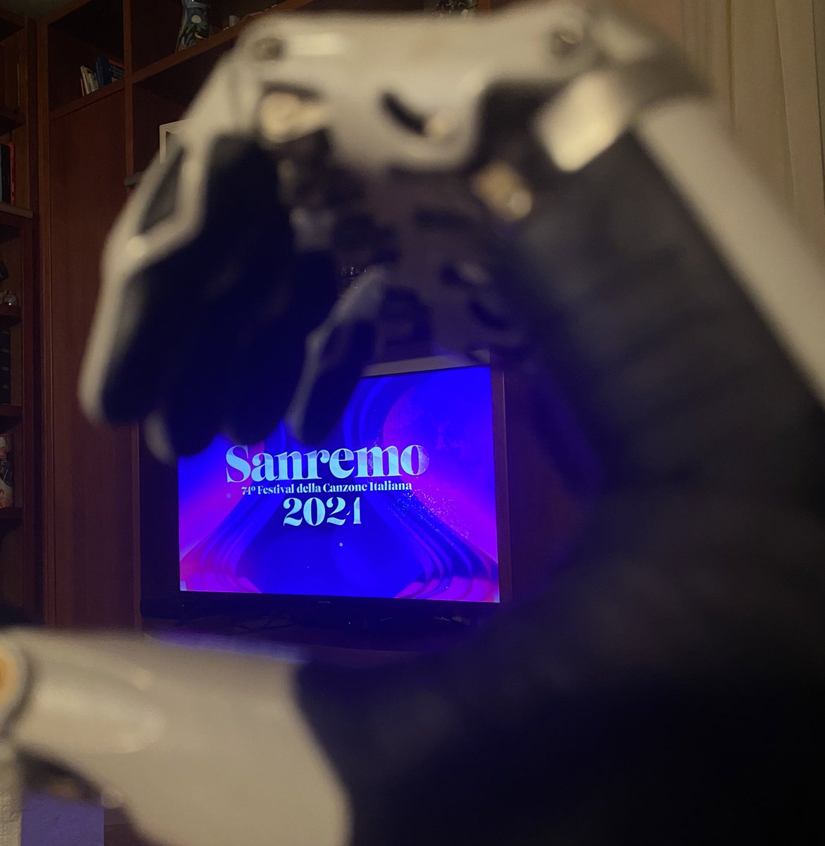 _fabs93's tweet photo. Anche la #carofacose guarda  #Sanremo2024 https://t.co/wUicOKQcGs