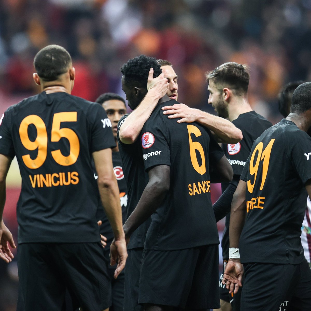 MS | Galatasaray 4-2 Bandırmaspor ⚽ 27' Davinson ⚽ 36' Halil (P) ⚽ 40' Tete (P) ⚽ 45+3' Sergen ⚽ 77' Mulumba ⚽ 90+5' Carlos Vinicius Galatasaray, Türkiye Kupası'nda çeyrek finale yükseldi.