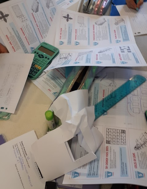 afacciari's tweet photo. Aujourd'hui, c'était Maths sans Frontières, avec une classe de 3è incroyable. Bravo à eux pour leur travail d'équipe ! Ensemble, ils ont réussi à finir les exercices. https://t.co/zPEB6xgHtt