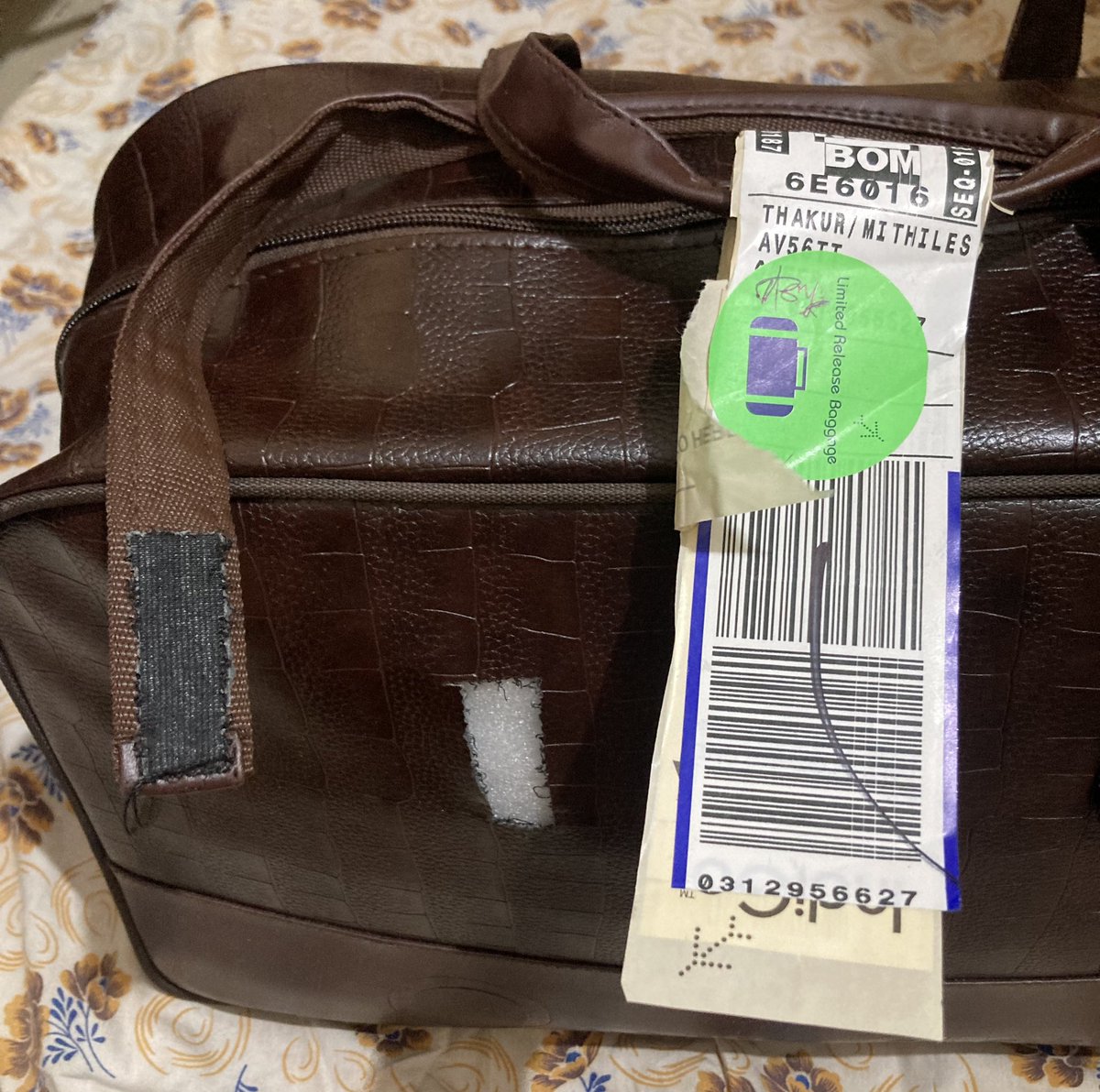 Mithsi123's tweet photo. @IndiGo6E @DGCAIndia @JM_Scindia I traveled from Delhi to Mumbai and flight no is 6E-6016, PNR no AV56TT, I deposited my new bag at Delhi airport and got damaged bag at Mumbai airport ,I request you to please provide compensation for the damage. https://t.co/rDg8EuPMCg