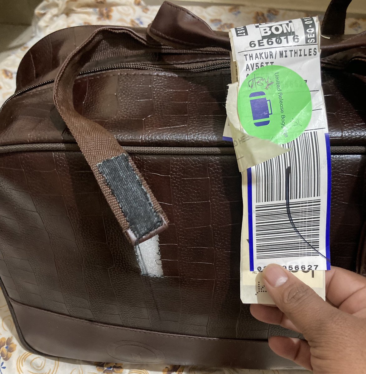 Mithsi123's tweet photo. @IndiGo6E @DGCAIndia @JM_Scindia I traveled from Delhi to Mumbai and flight no is 6E-6016, PNR no AV56TT, I deposited my new bag at Delhi airport and got damaged bag at Mumbai airport ,I request you to please provide compensation for the damage. https://t.co/rDg8EuPMCg