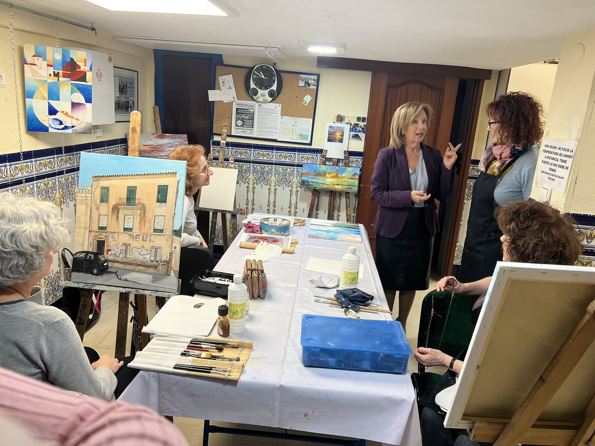PSOEaytoMalaga's tweet photo. 🎨 La viceportavoz socialista @mariabegoamed ha saludado esta tarde a las alumnas del taller de pintura de la Asociación de Vecinos #ParquedelMar.
Una gran iniciativa de donde salen unas auténticas obras de arte. ¡Felicidades a todas! https://t.co/VnmK3NjvuL