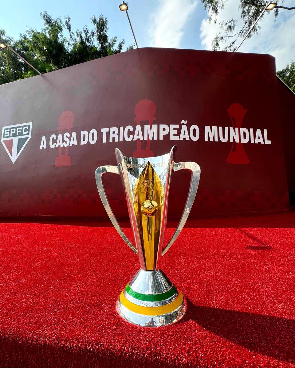 🏆 A taça está na casa do tricampeão mundial!

#SuperCampeãoDeTudo
#VamosSãoPaulo 🇾🇪