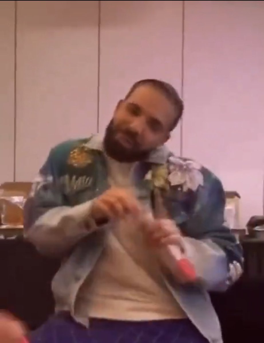 FunnGeeks's tweet photo. A trending video of Drake doing the unthinkable after the leak went viral on X.😃😃

 #GetOobit #Drake #drakeleaked https://t.co/PeGq8EXR2D