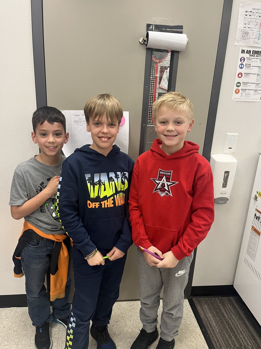 drmjohnston10's tweet photo. Great use of a flex day in 4th grade RLA as students analyze for what makes a high-quality ECR! @LindaLyonES @rockwallschools @RockElemC_I @penton_jennifer #RISDCurriculum https://t.co/sLsbuYFY8k