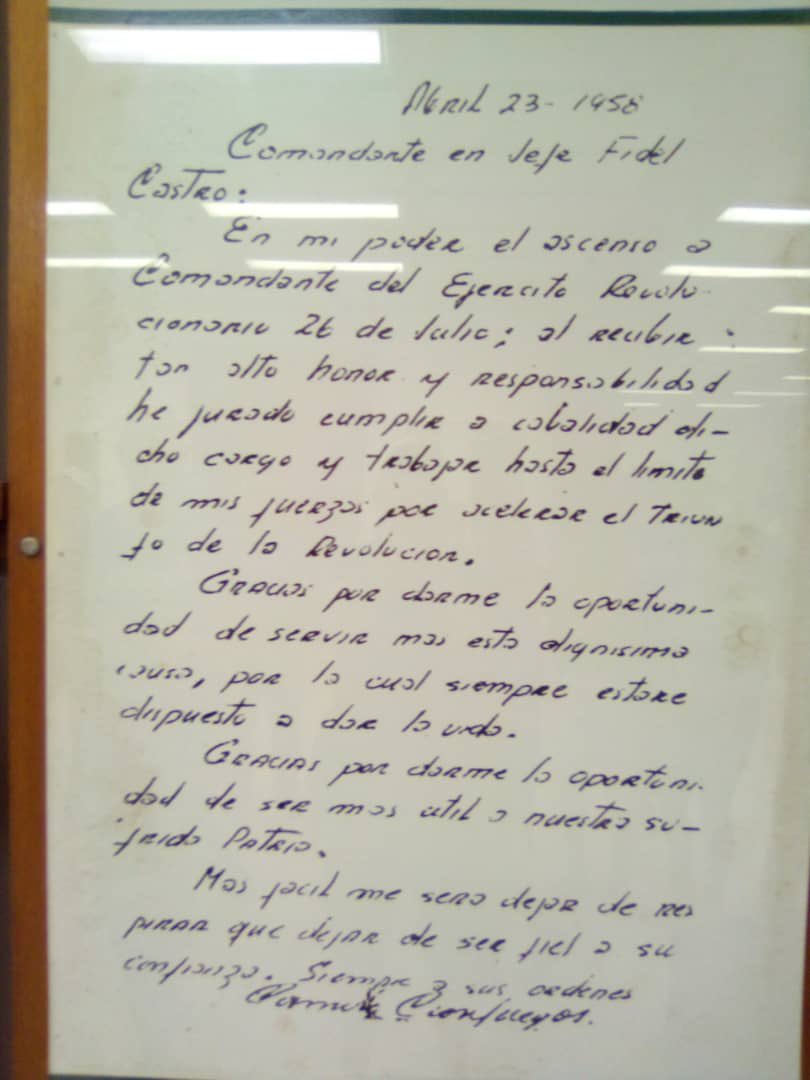 Aquí, tras el cristal que la resguarda, la carta que escribió a #Fidel cuando fue nombrado Comandante del Ejército Rebelde. El mejor testimonio de su emblemática lealtad. #CamiloEsPueblo