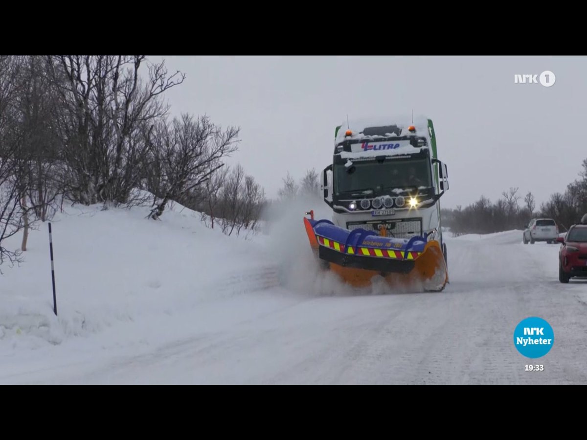 Meet this electric snow plow beast currently being tested in some of Norway’s roughest winter conditions at E6 Dovrefjell... Weighing in at 22 tonnes/1000 kWh with 10 hrs/600 kms hard labor capacity… #thefutureiselectric⚡️via @NRKno