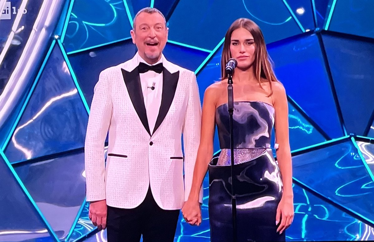 teresaserri's tweet photo. Padre e figlia arrivano al Castello delle Cerimonie per la festa di diciotto anni #Sanremo24 https://t.co/1KHGyLGRON
