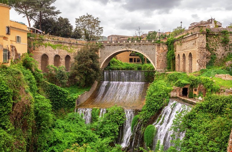 IconicSettings's tweet photo. @archi_tradition @pioandreaperi For me, the ideal scenario would be to live outside of the city in a place like Tivoli, but be able to easily visit Rome whenever. https://t.co/0M71YgsHsB