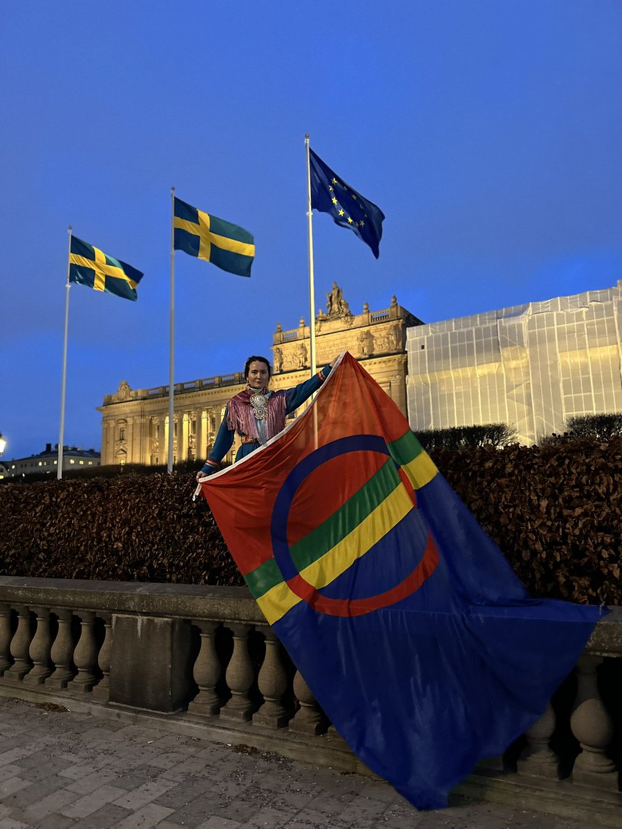 saraelvira_k's tweet photo. Hej @sverigesregering &amp; @sveriges_riksdag
Glömde ni att hissa upp samiska flaggan på vår nationaldag?
Här har ni iallafall en ni kan få låna till nästa år. https://t.co/gYPLWXN3lj