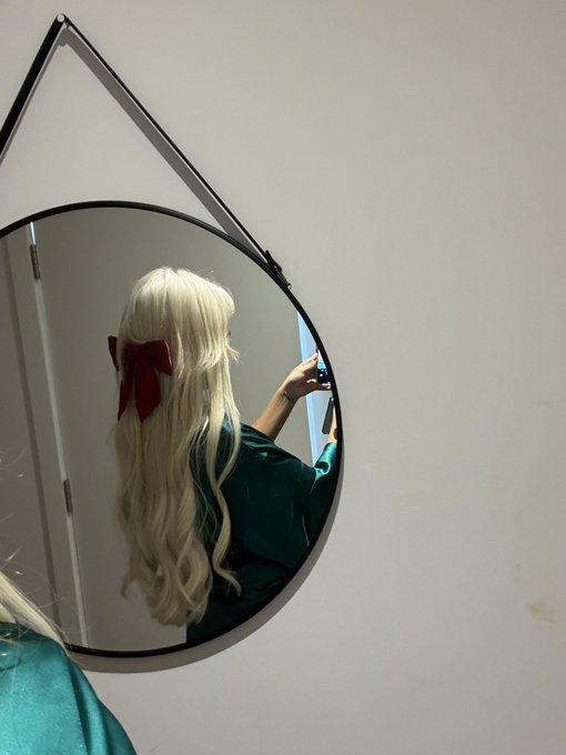 Did my hair in a bow and it's SO CUTE https://t.co/T88oTvL6nW